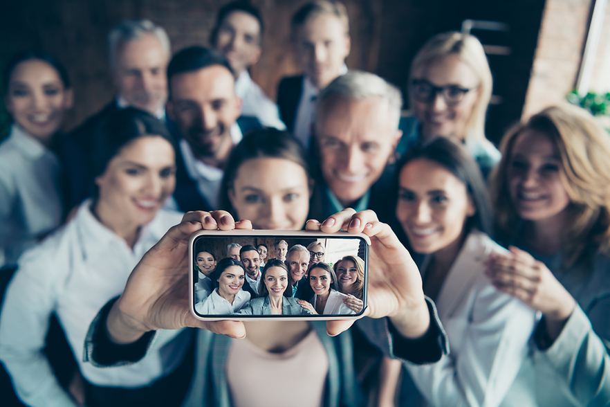 gruppe_mit_selfie_klein_data
